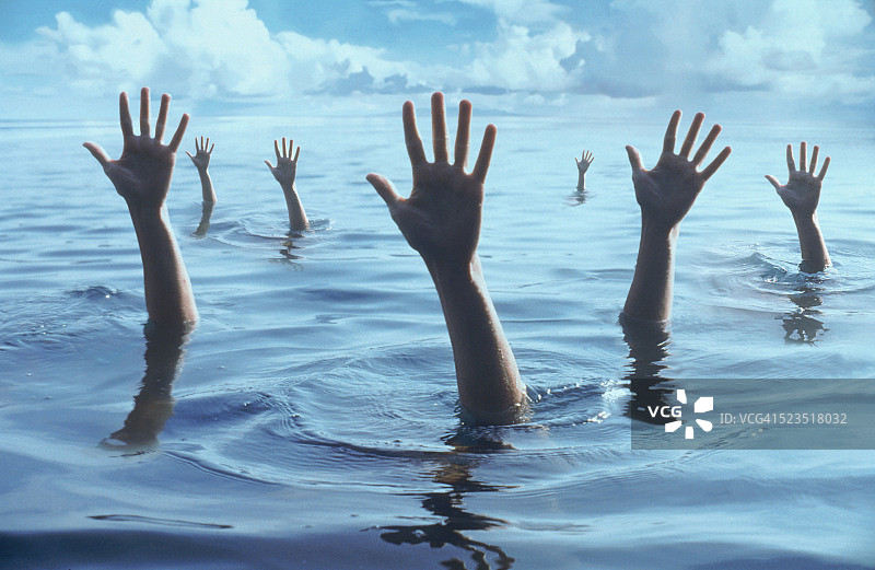 伸出水面的手图片素材