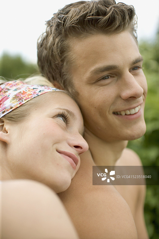 亲密的年轻情侣图片素材