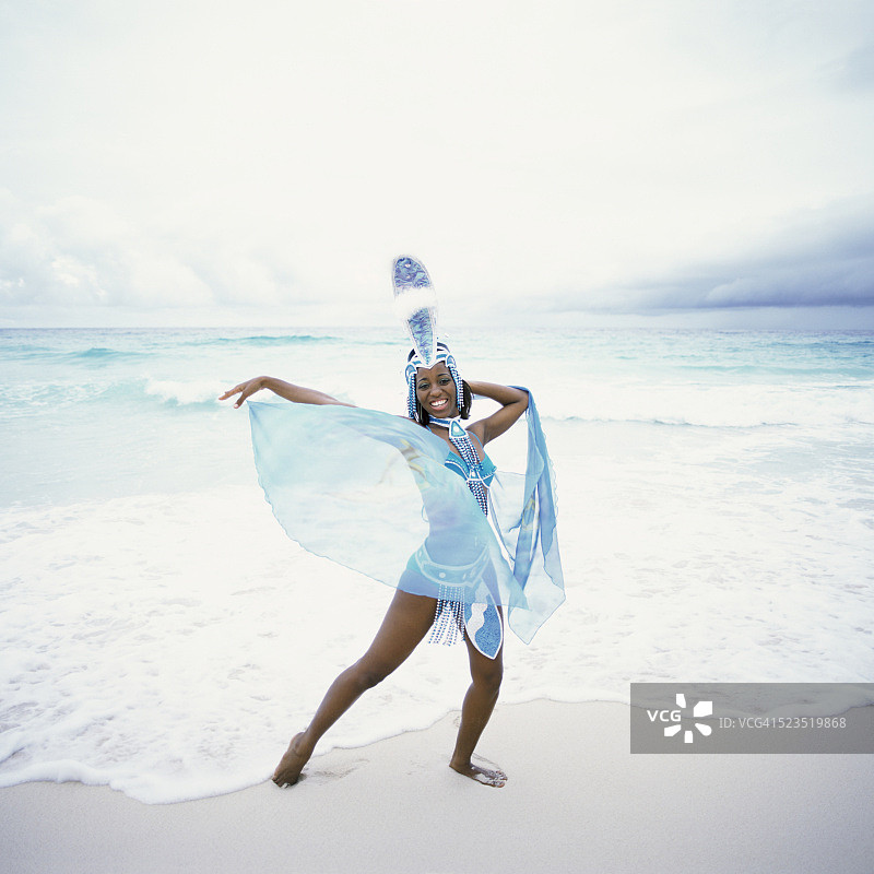 在海滩上穿着精致服装的女孩图片素材