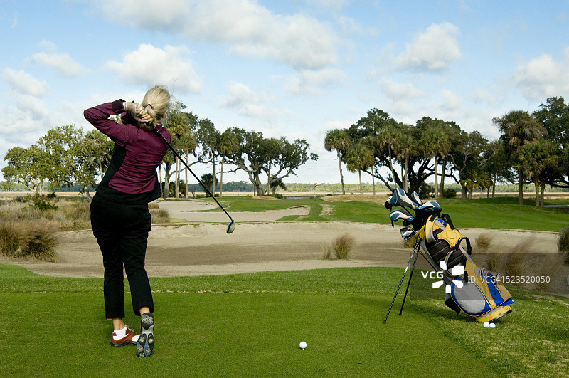 打高尔夫的年轻女子图片素材