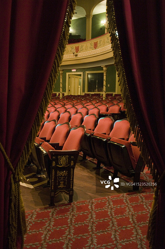 剧院礼堂里成排的红色椅子图片素材