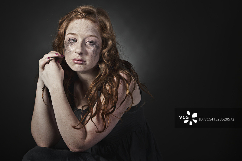 哭泣的红发少女图片素材