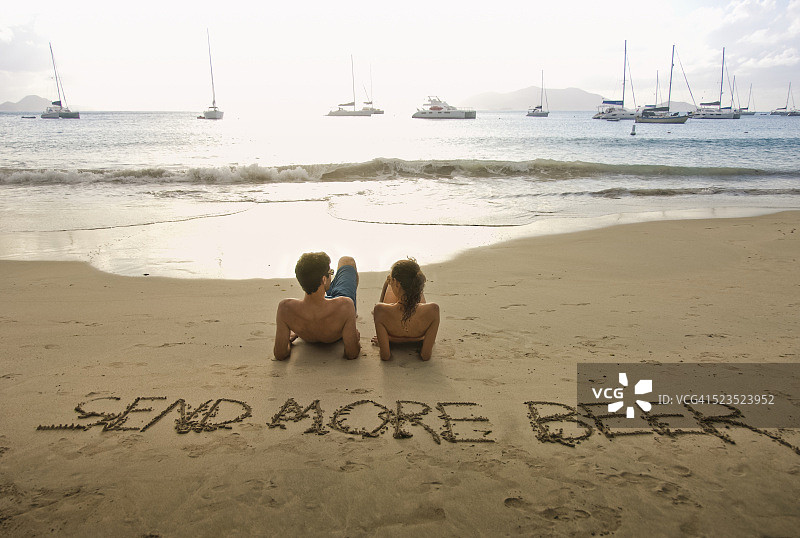 情侣在沙滩上放松身心图片素材