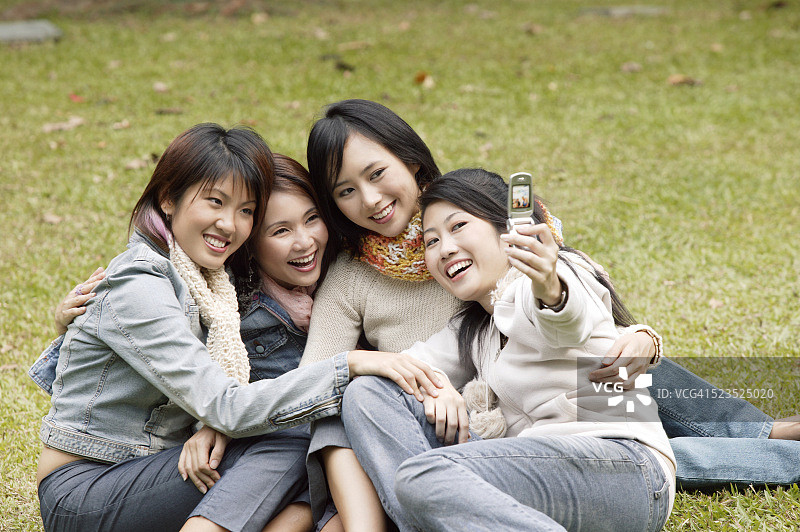 朋友们用手机拍照图片素材