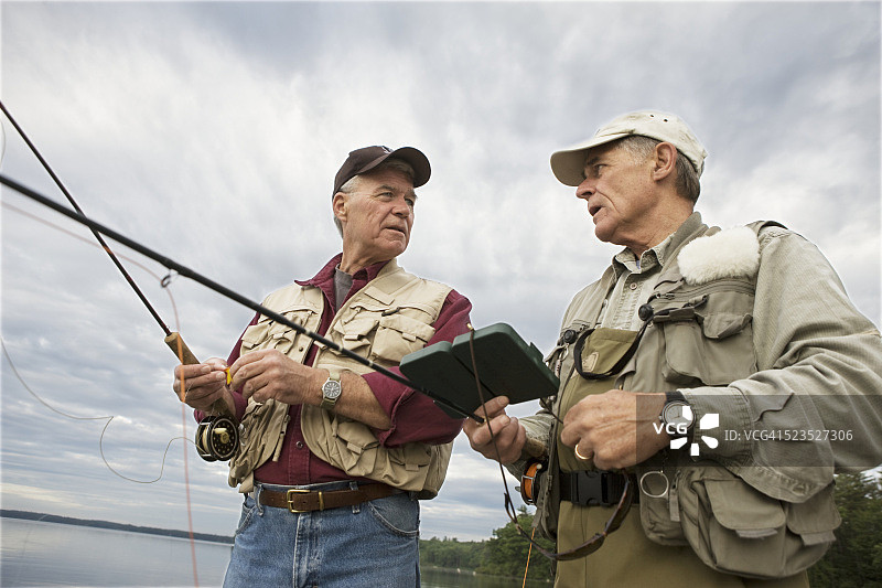 在塞巴戈湖的男士飞蝇钓图片素材