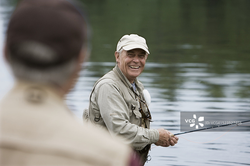 渔民在缅因州塞巴戈湖飞蝇钓图片素材