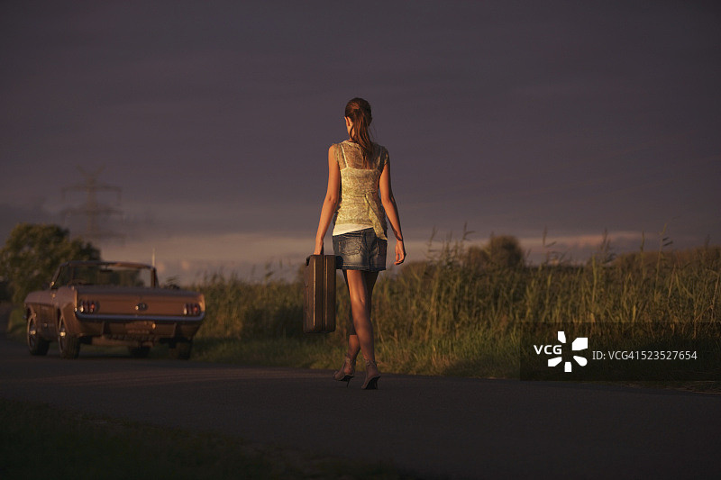 汽车没油的女人图片素材