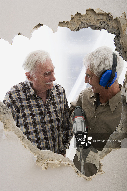 两名男子互相对视图片素材