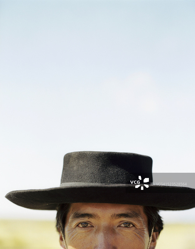 牛仔对着镜头微笑，卡法亚特，萨尔塔，阿根廷图片素材