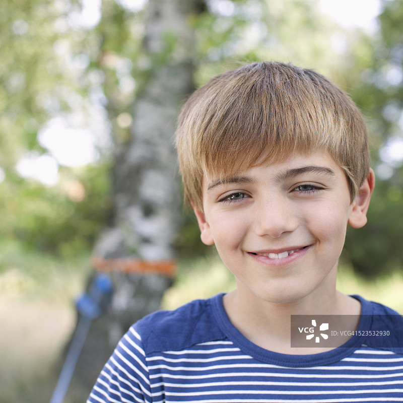 户外快乐少年男孩肖像图片素材