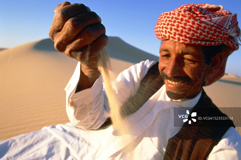 在沙漠中感到满意的阿拉伯人图片素材