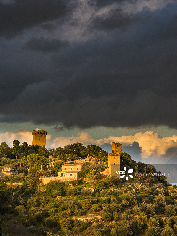 蒙蒂基耶罗上空的暴风云与傍晚的余晖图片素材