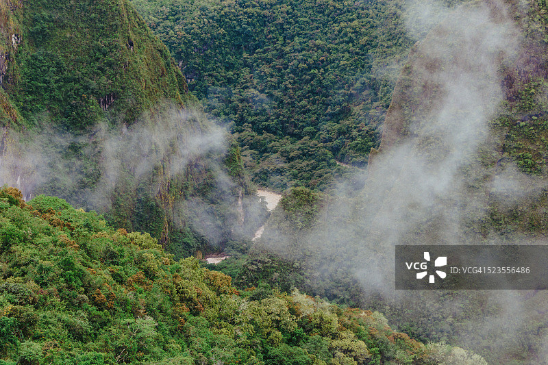 从秘鲁马丘比丘遗址俯瞰乌鲁班巴河和茂盛的雨林图片素材