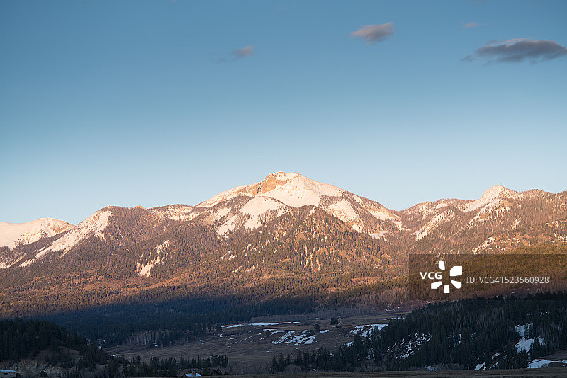 山顶上的光芒图片素材