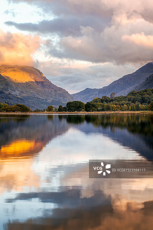 威尔士兰贝里斯，多尔巴登城堡和帕达恩湖图片素材