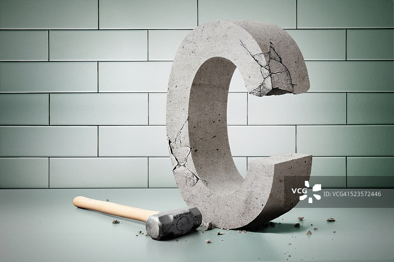 石雕字母C和锤子图片素材