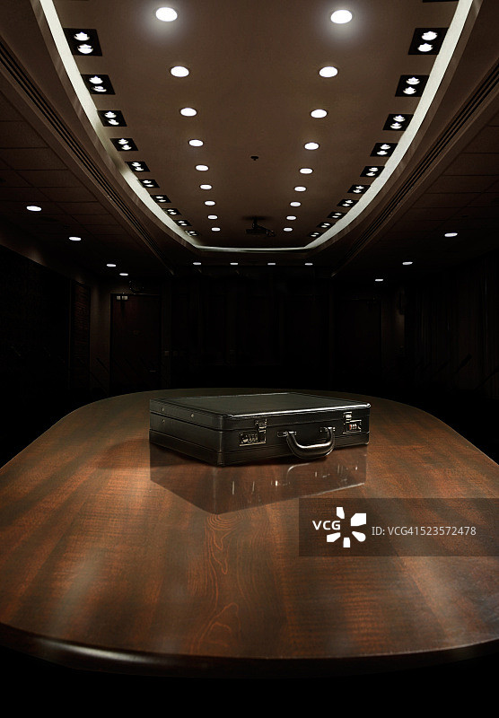 公司会议桌上的黑色公文包图片素材