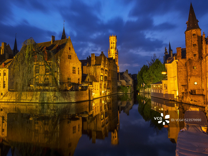 夜幕下，钟楼与建筑群倒映在运河中图片素材