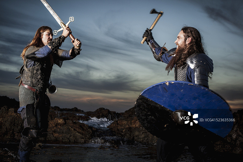 维京人在美国加利福尼亚州帕洛斯弗迪的悬崖上战斗图片素材