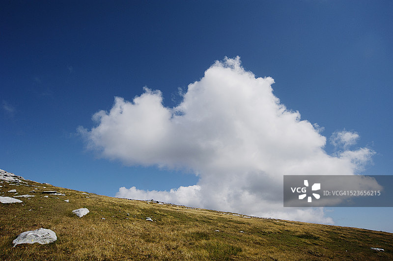 苏格兰山丘地平线上升起的云彩图片素材