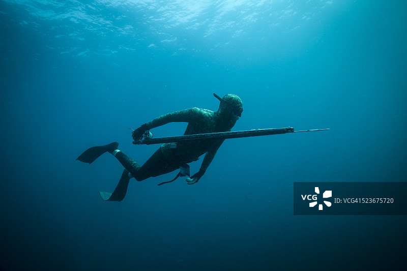 在开放水域捕鱼图片素材