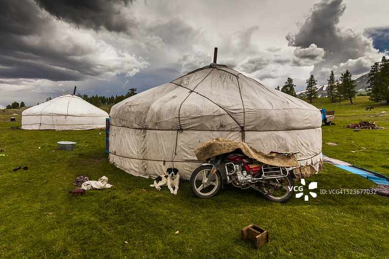 蒙古草原上的蒙古包和自行车图片素材