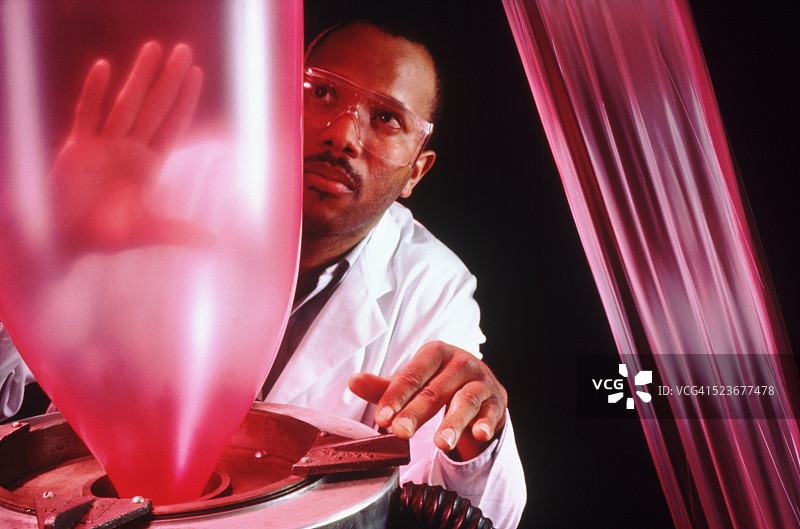 检查塑料的男人图片素材