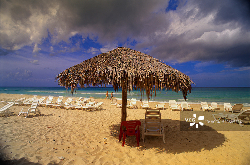 巴拉德罗海滩上的海滩遮阳伞图片素材