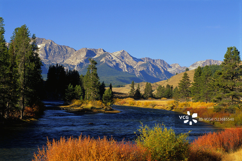 山脉和鲑鱼河图片素材