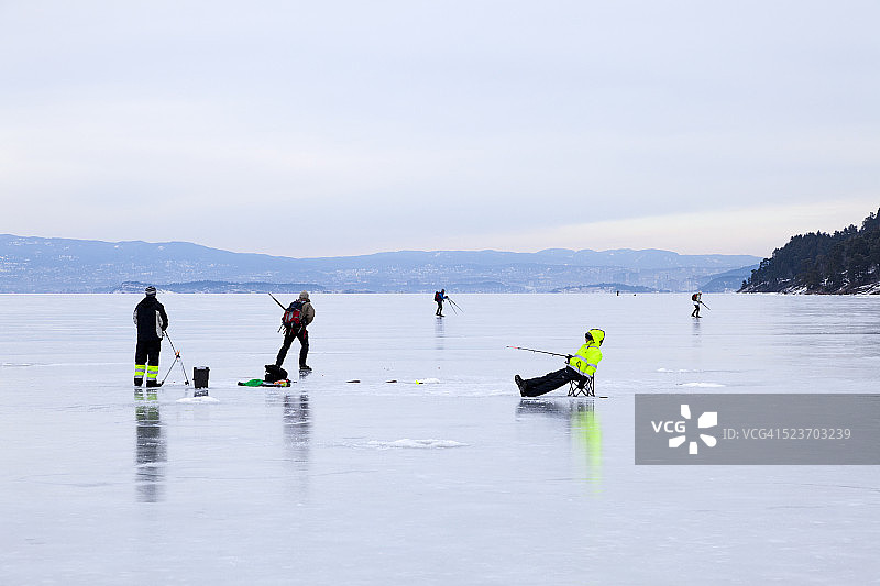 滑板运动员和冰上垂钓者图片素材
