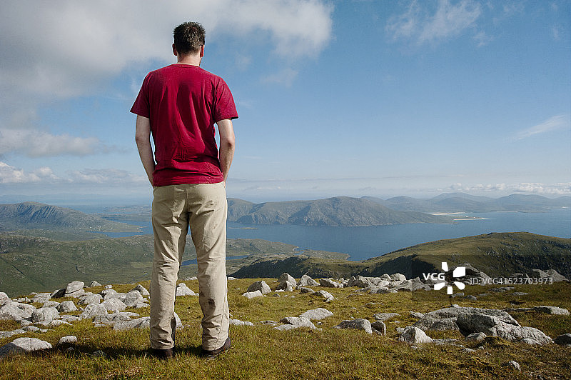 徒步者在山顶俯瞰景色图片素材