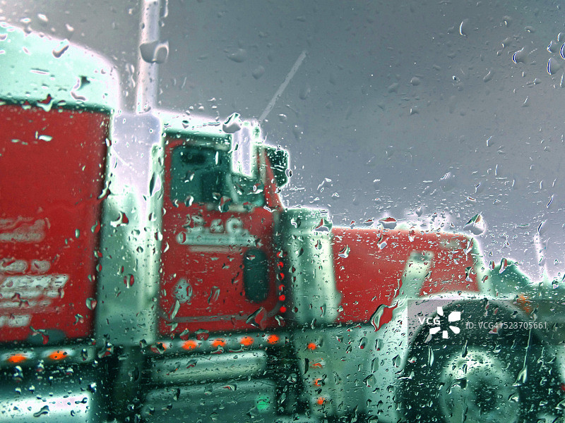 雨中高速公路上的半挂卡车图片素材
