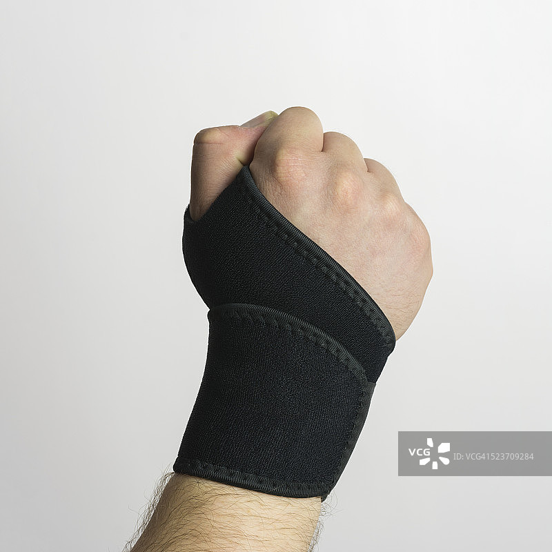 男人戴着松紧带的手臂图片素材