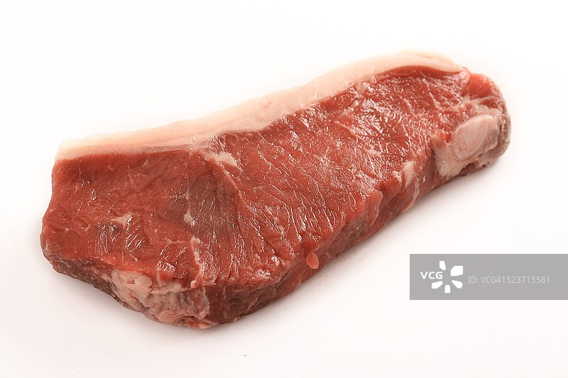 白色背景上分离的生鲜牛肋骨牛排图片素材
