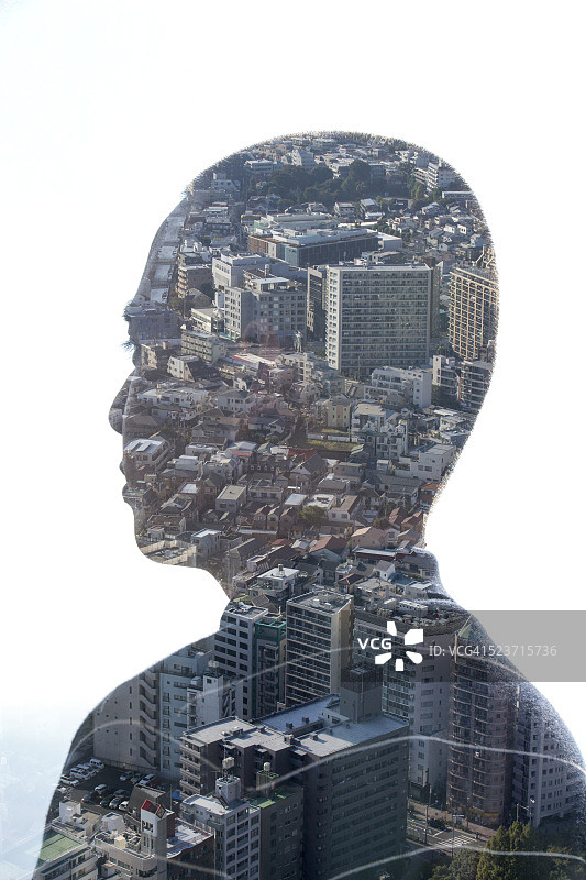 男人与城市景观的双重曝光图片素材