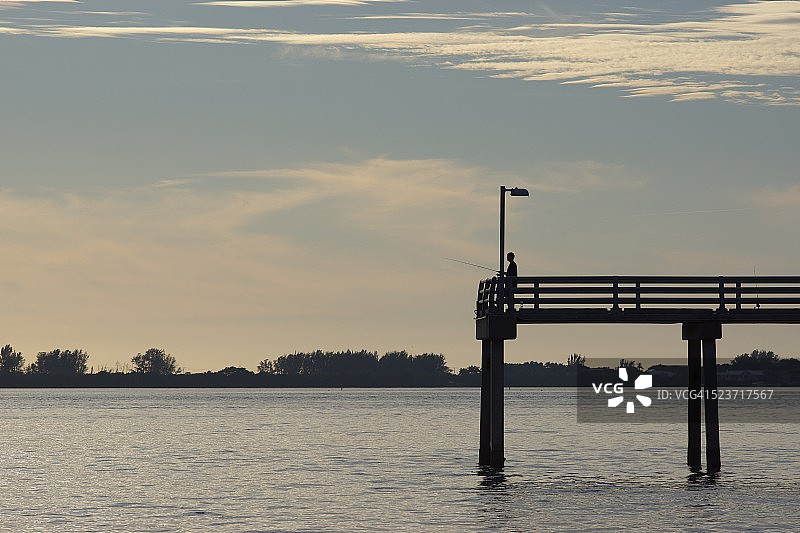 黎明时分的垂钓图片素材