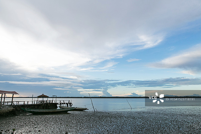 日落时分的冈比亚河岸图片素材