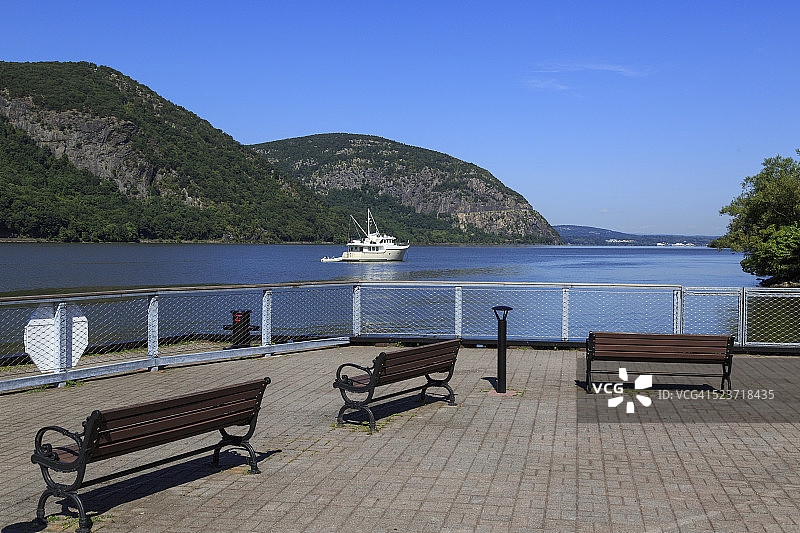 哈德逊河沿岸公园里的长椅图片素材