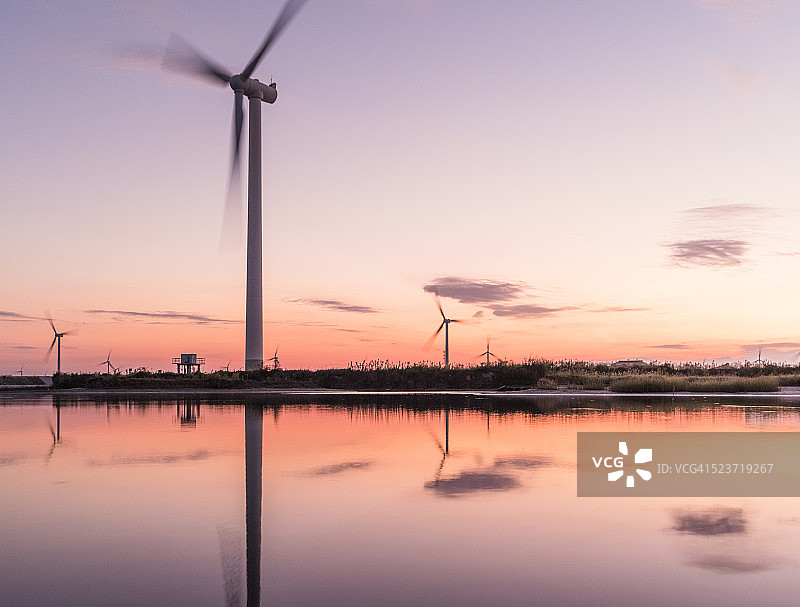 日落时的风力涡轮机图片素材