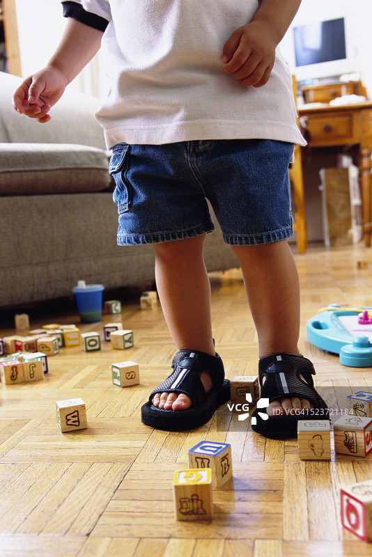 玩玩具积木的幼儿图片素材