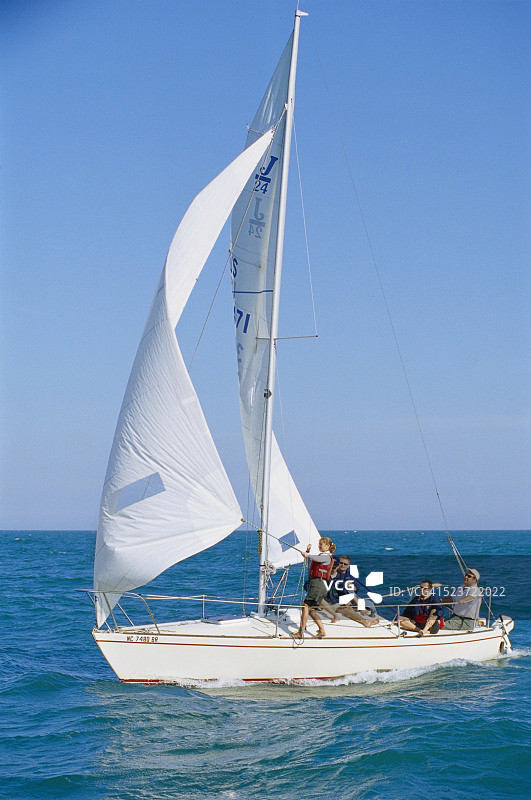 乘帆船的家庭图片素材