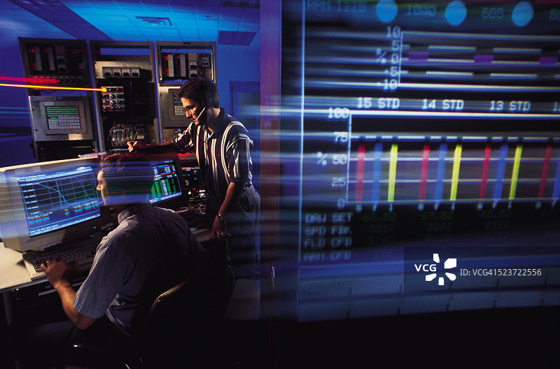 控制室里的工程师图片素材
