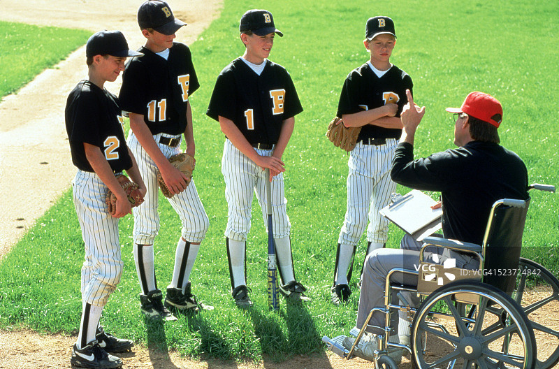 轮椅教练与队员交谈图片素材