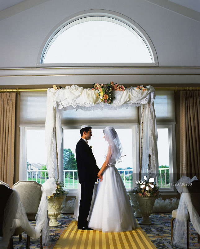 新娘和新郎在犹太婚礼帐篷下图片素材