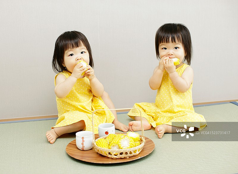 孩子们吃玉米图片素材