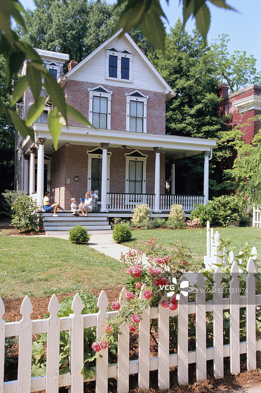 在门廊上交谈的邻居图片素材