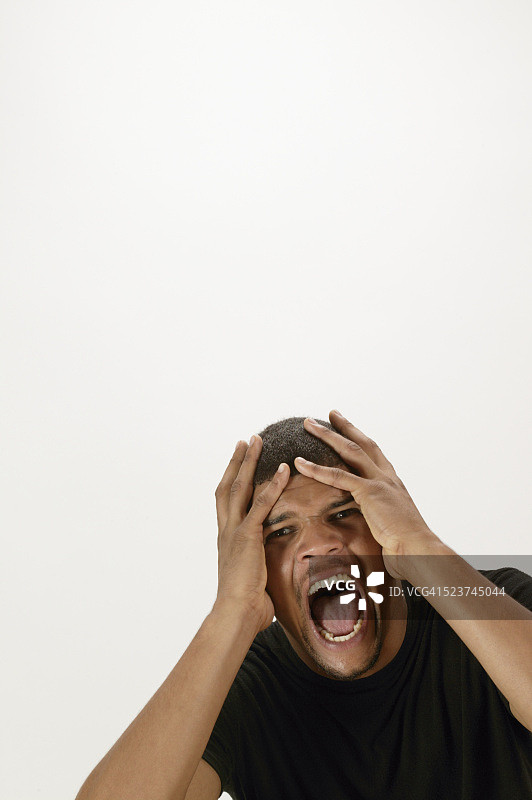 压力大的男人大喊。图片素材