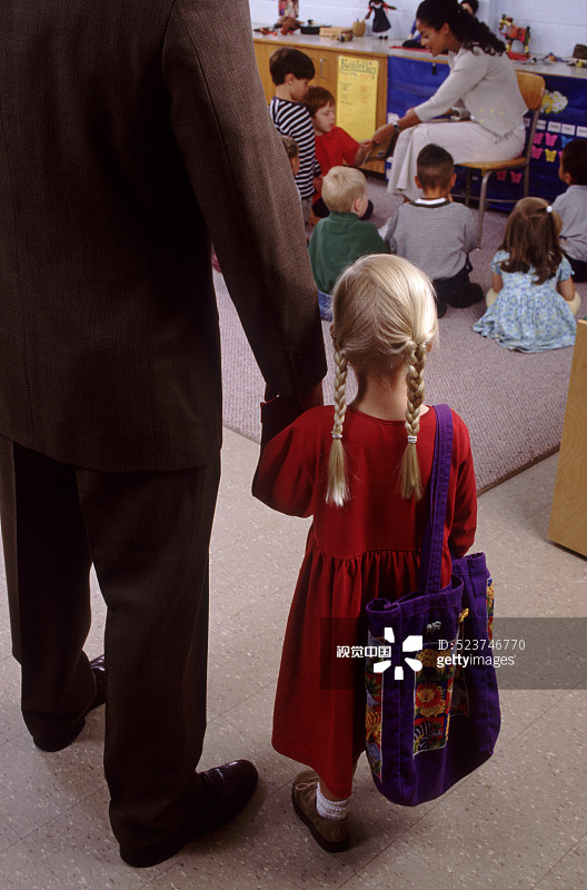 父亲送女儿上学图片素材