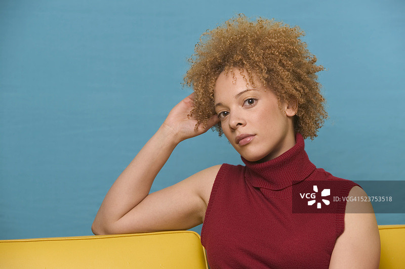 穿着无袖高领衫的女人图片素材