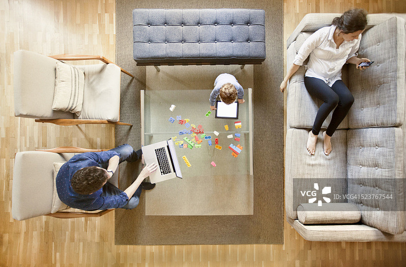 一家人使用科技产品图片素材